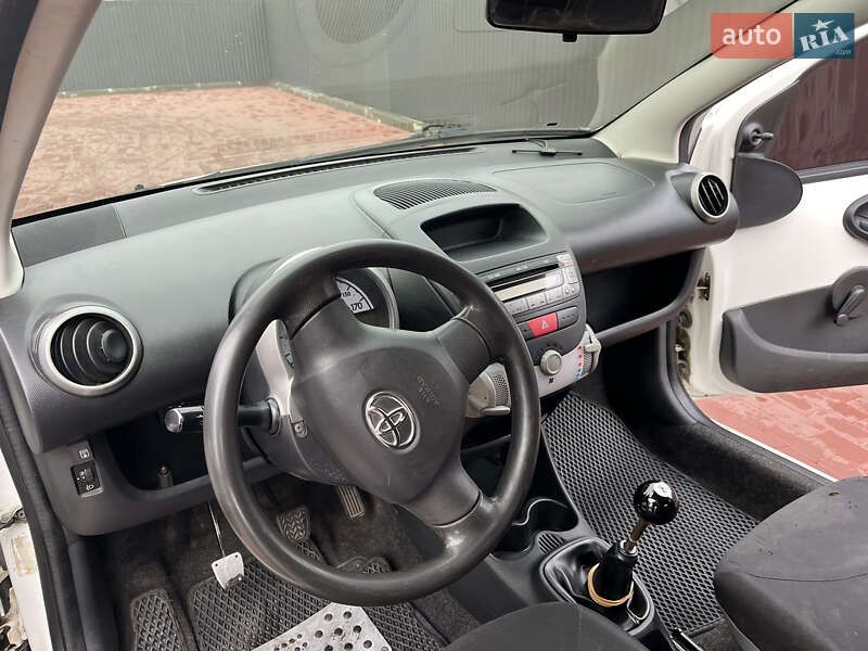 Хетчбек Toyota Aygo 2012 в Сарнах