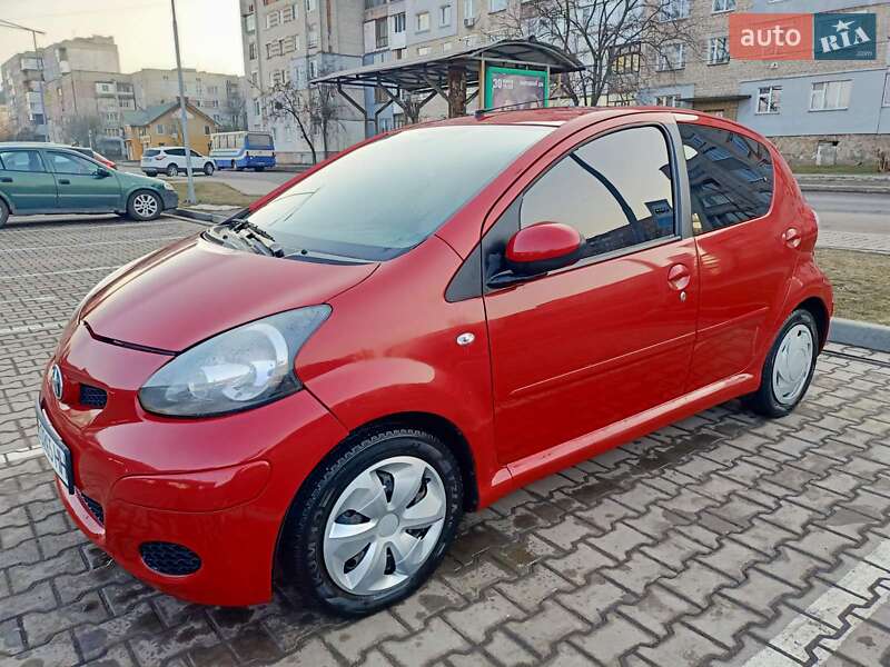 Хэтчбек Toyota Aygo 2010 в 
