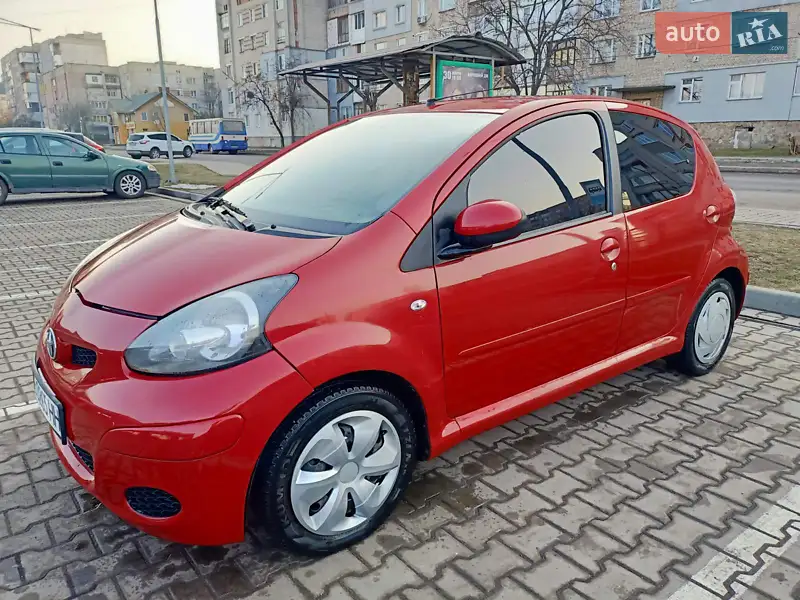 Хэтчбек Toyota Aygo 2010 в 