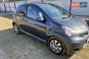 Хэтчбек Toyota Aygo 2011 в 