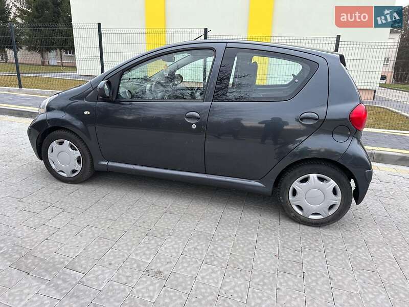 Хэтчбек Toyota Aygo 2007 в 