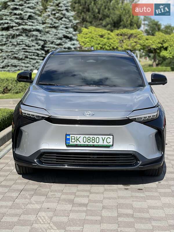 Внедорожник / Кроссовер Toyota bZ4X 2022 в Сарнах