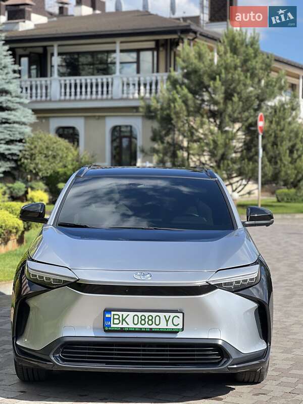 Внедорожник / Кроссовер Toyota bZ4X 2022 в Сарнах