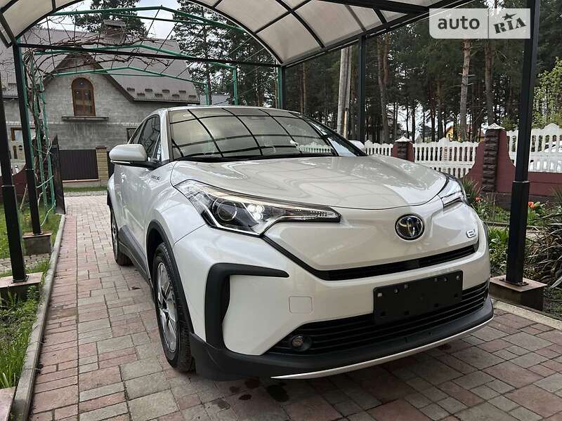 Внедорожник / Кроссовер Toyota C-HR EV 2022 в Новояворовске