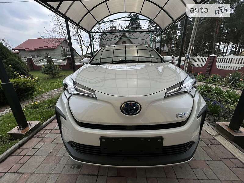 Внедорожник / Кроссовер Toyota C-HR EV 2022 в Новояворовске