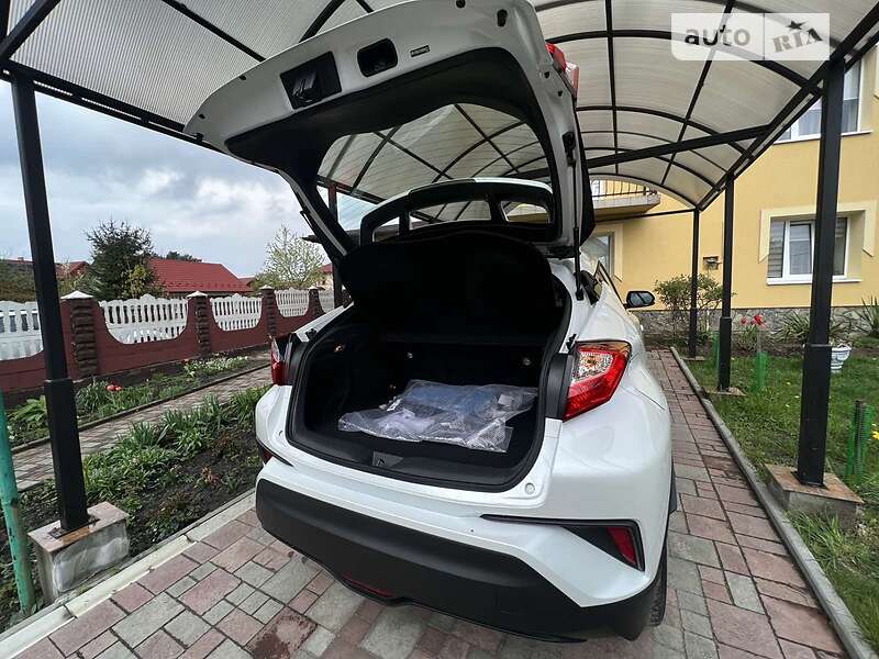 Внедорожник / Кроссовер Toyota C-HR EV 2022 в Новояворовске