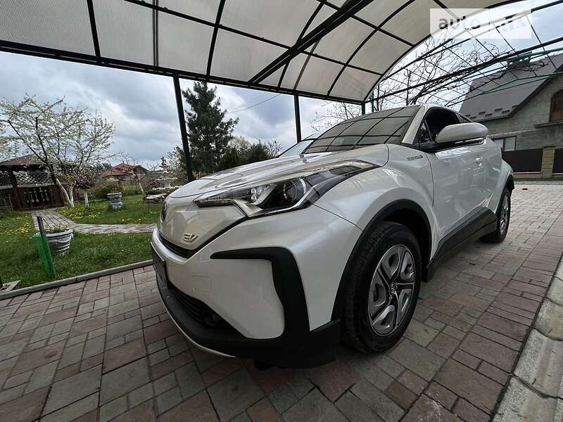 Внедорожник / Кроссовер Toyota C-HR EV 2022 в Новояворовске
