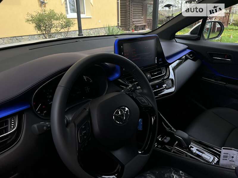 Внедорожник / Кроссовер Toyota C-HR EV 2022 в Новояворовске