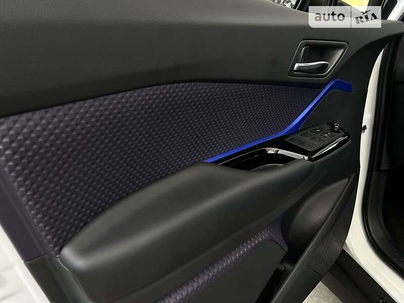 Внедорожник / Кроссовер Toyota C-HR EV 2022 в Новояворовске