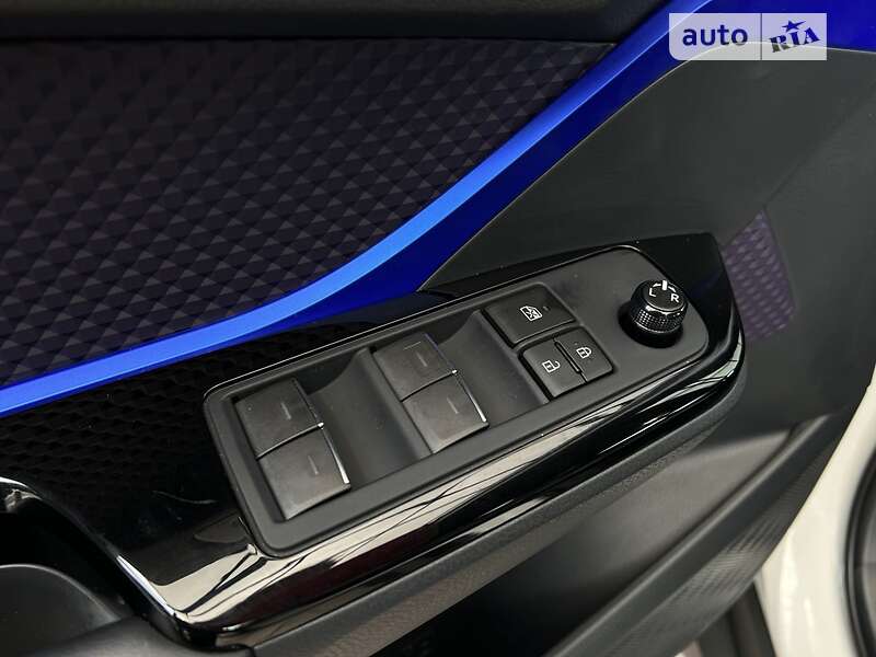 Внедорожник / Кроссовер Toyota C-HR EV 2022 в Новояворовске