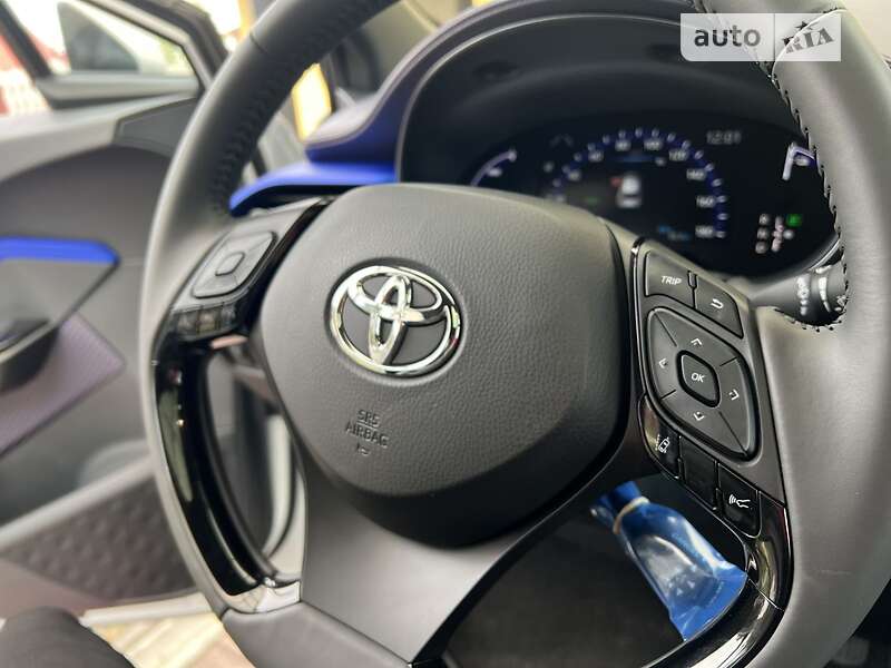 Внедорожник / Кроссовер Toyota C-HR EV 2022 в Новояворовске