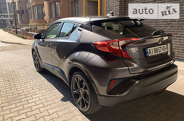 Хетчбек Toyota C-HR 2018 в 