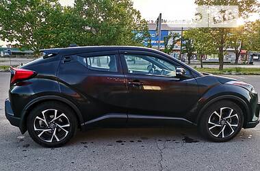 Позашляховик / Кросовер Toyota C-HR 2017 в 