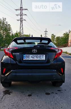 Позашляховик / Кросовер Toyota C-HR 2017 в 