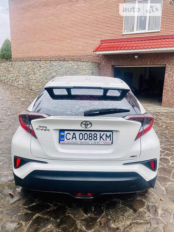 Внедорожник / Кроссовер Toyota C-HR 2017 в Умани