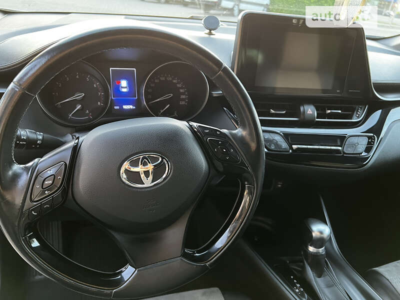 Внедорожник / Кроссовер Toyota C-HR 2016 в Черновцах