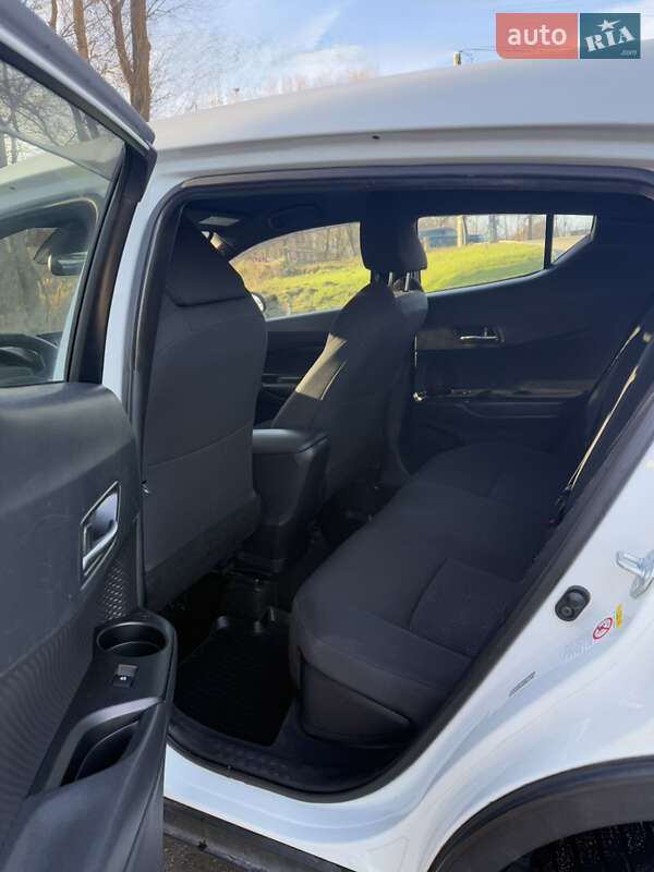 Позашляховик / Кросовер Toyota C-HR 2017 в Хмельницькому