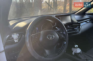 Внедорожник / Кроссовер Toyota C-HR 2017 в 