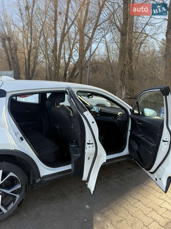 Позашляховик / Кросовер Toyota C-HR 2017 в Хмельницькому