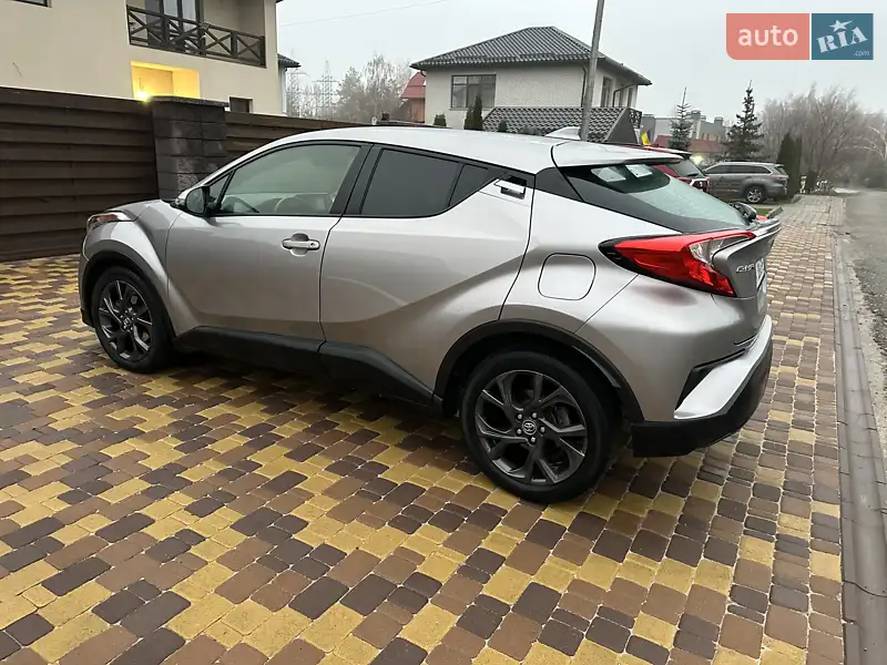 Внедорожник / Кроссовер Toyota C-HR 2017 в 