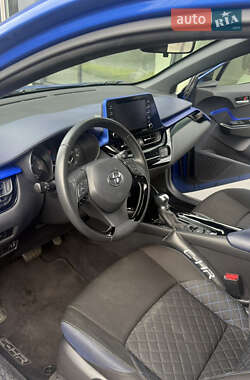 Позашляховик / Кросовер Toyota C-HR 2021 в 