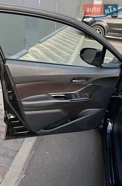 Внедорожник / Кроссовер Toyota C-HR 2017 в 