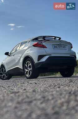 Внедорожник / Кроссовер Toyota C-HR 2017 в 