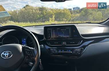 Внедорожник / Кроссовер Toyota C-HR 2017 в 