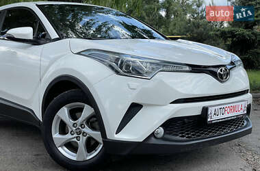 Внедорожник / Кроссовер Toyota C-HR 2018 в 