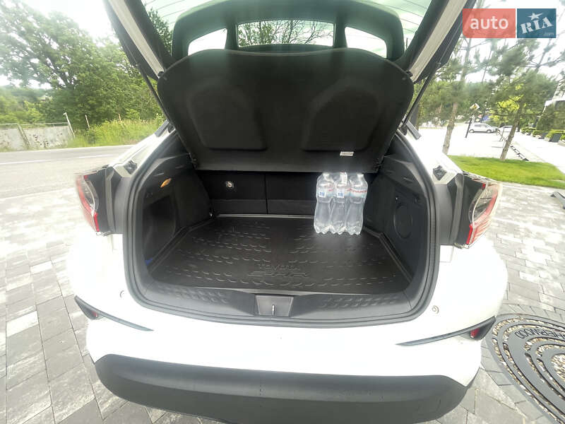 Внедорожник / Кроссовер Toyota C-HR 2018 в Ужгороде