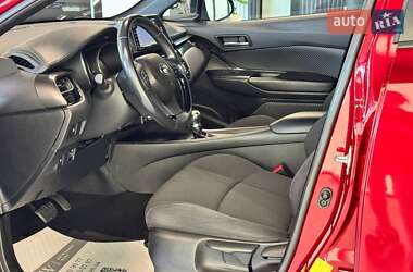 Позашляховик / Кросовер Toyota C-HR 2017 в 