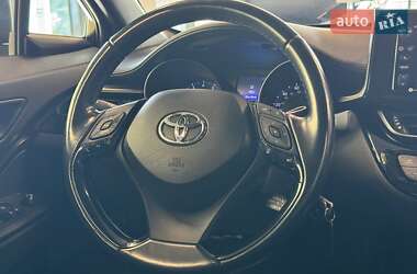 Позашляховик / Кросовер Toyota C-HR 2017 в 