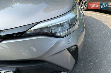 Внедорожник / Кроссовер Toyota C-HR 2021 в 