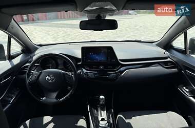 Внедорожник / Кроссовер Toyota C-HR 2018 в 