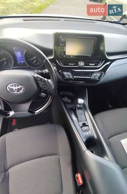 Внедорожник / Кроссовер Toyota C-HR 2018 в 