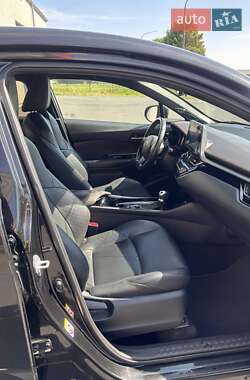 Внедорожник / Кроссовер Toyota C-HR 2017 в 