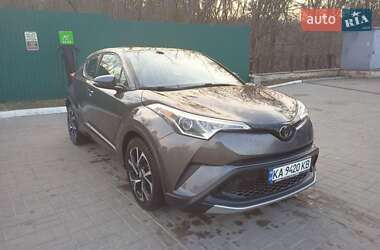 Внедорожник / Кроссовер Toyota C-HR 2017 в 