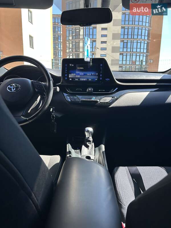 Позашляховик / Кросовер Toyota C-HR 2016 в Городенці