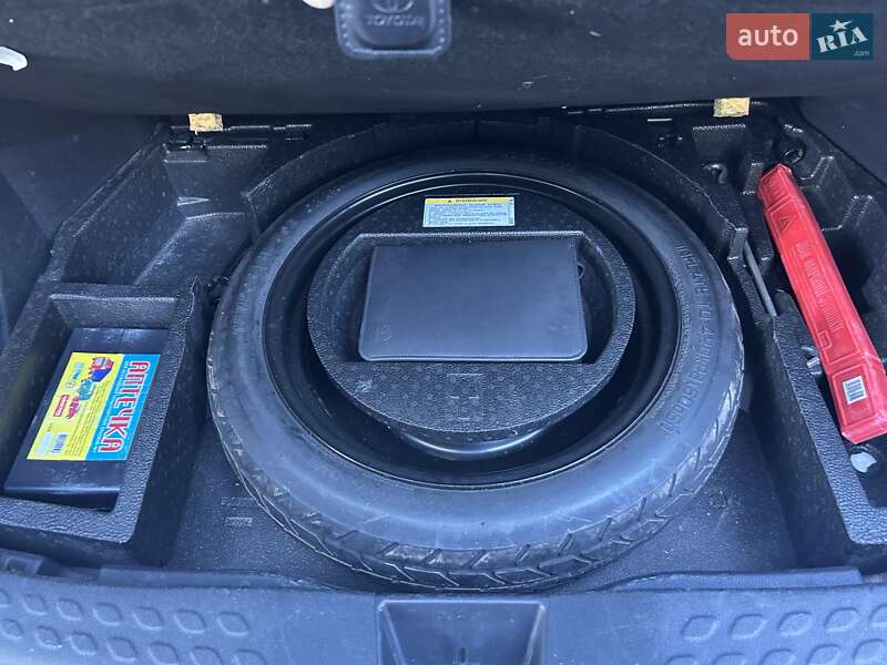 Позашляховик / Кросовер Toyota C-HR 2016 в Городенці