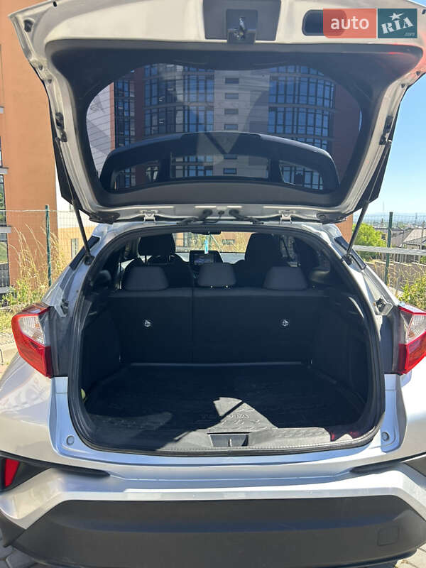 Позашляховик / Кросовер Toyota C-HR 2016 в Городенці