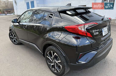 Внедорожник / Кроссовер Toyota C-HR 2018 в 