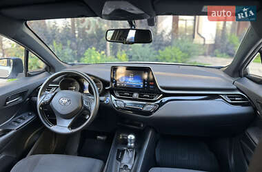 Внедорожник / Кроссовер Toyota C-HR 2017 в 