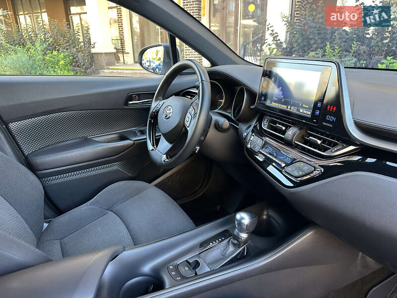 Внедорожник / Кроссовер Toyota C-HR 2017 в Киеве