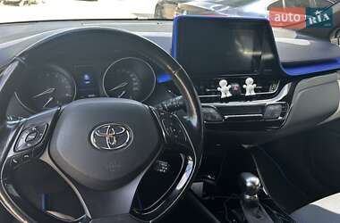 Позашляховик / Кросовер Toyota C-HR 2017 в 
