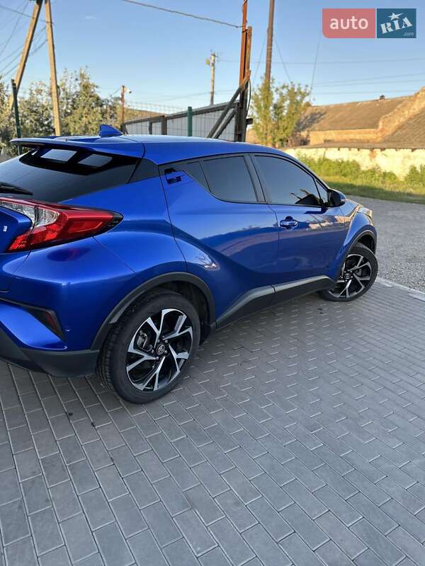 Позашляховик / Кросовер Toyota C-HR 2018 в Близнюках