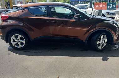 Позашляховик / Кросовер Toyota C-HR 2018 в  фото 15 Позашляховик / Кросовер Toyota C-HR 2018 в