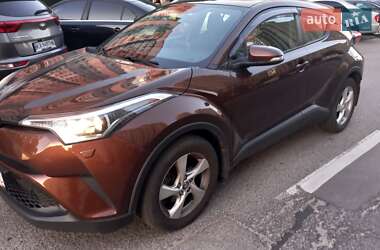 Позашляховик / Кросовер Toyota C-HR 2018 в  фото 45 Позашляховик / Кросовер Toyota C-HR 2018 в