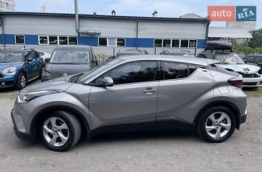 Позашляховик / Кросовер Toyota C-HR 2016 в  фото 4 Позашляховик / Кросовер Toyota C-HR 2016 в