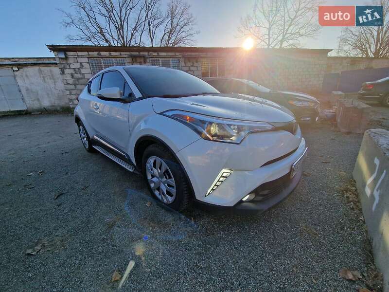 Внедорожник / Кроссовер Toyota C-HR 2019 в Киеве