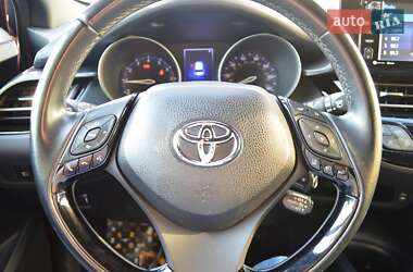 Позашляховик / Кросовер Toyota C-HR 2017 в 